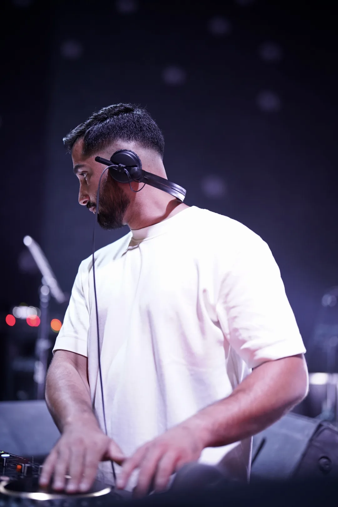 DJ YAYO live am Pult vor feierndem Publikum