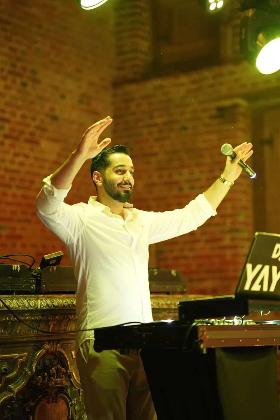 DJ YAYO bei einem Premium Event, Arme erhoben