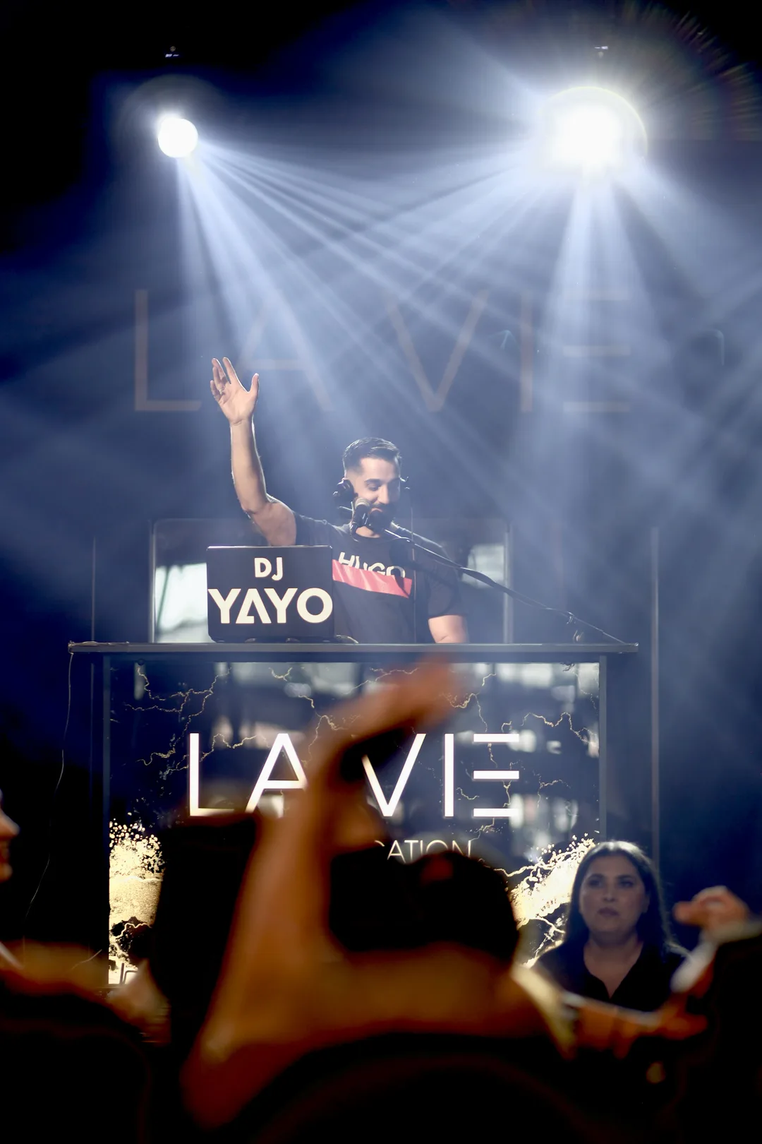 DJ YAYO konzentriert am DJ-Pult